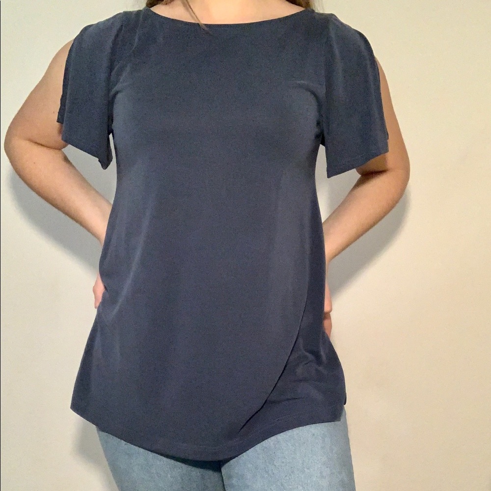 Súper cool top cut from the sleeves and the sides
